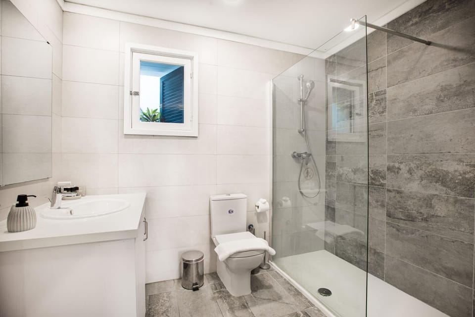 Shower, Toilet