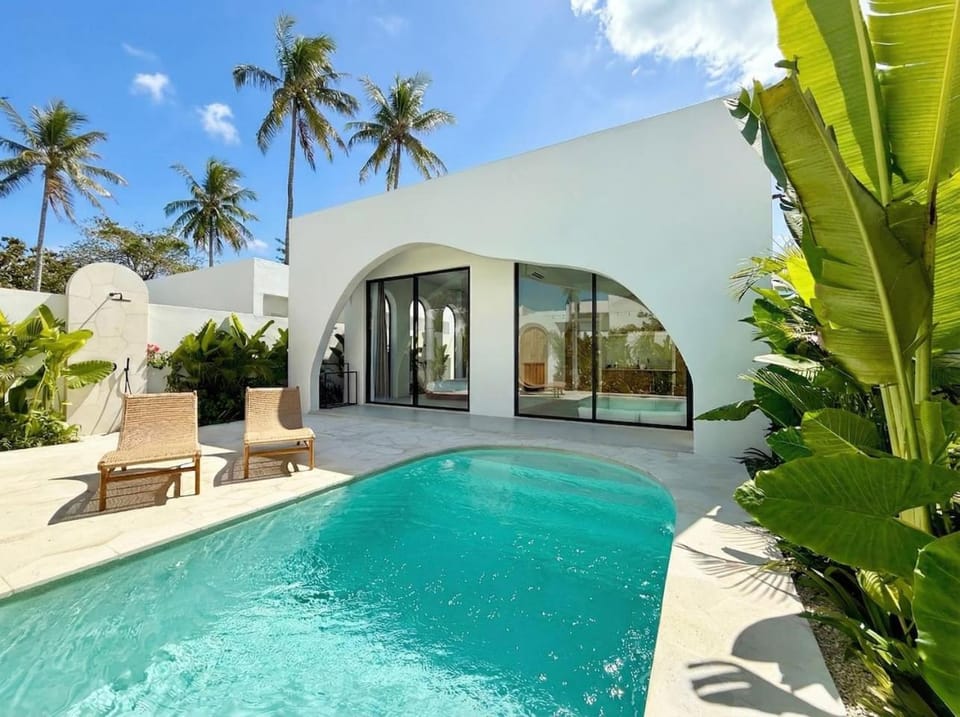 Shower, Property building, Garden view, Pool view, Swimming pool, sunbed