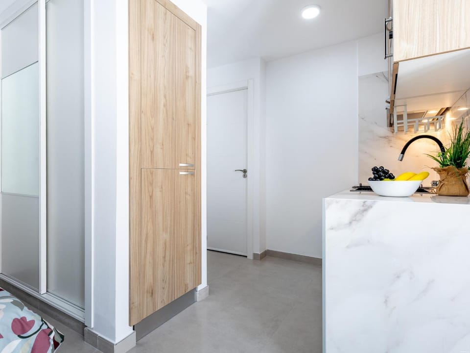Photo of the whole room, Bedroom, wardrobe