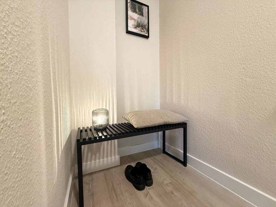 Photo of the whole room, furniture