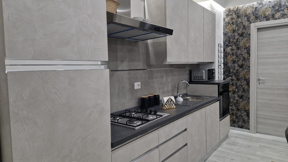 Coffee/tea facilities, Kitchen or kitchenette, oven, stove