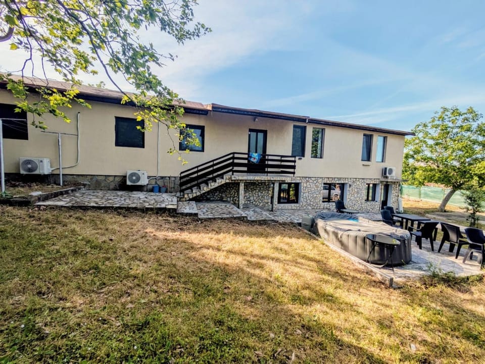 Property building, Natural landscape, BBQ facilities, Garden, Hot Tub, Seating area, Evening entertainment, Garden view, Swimming pool, Entertainment