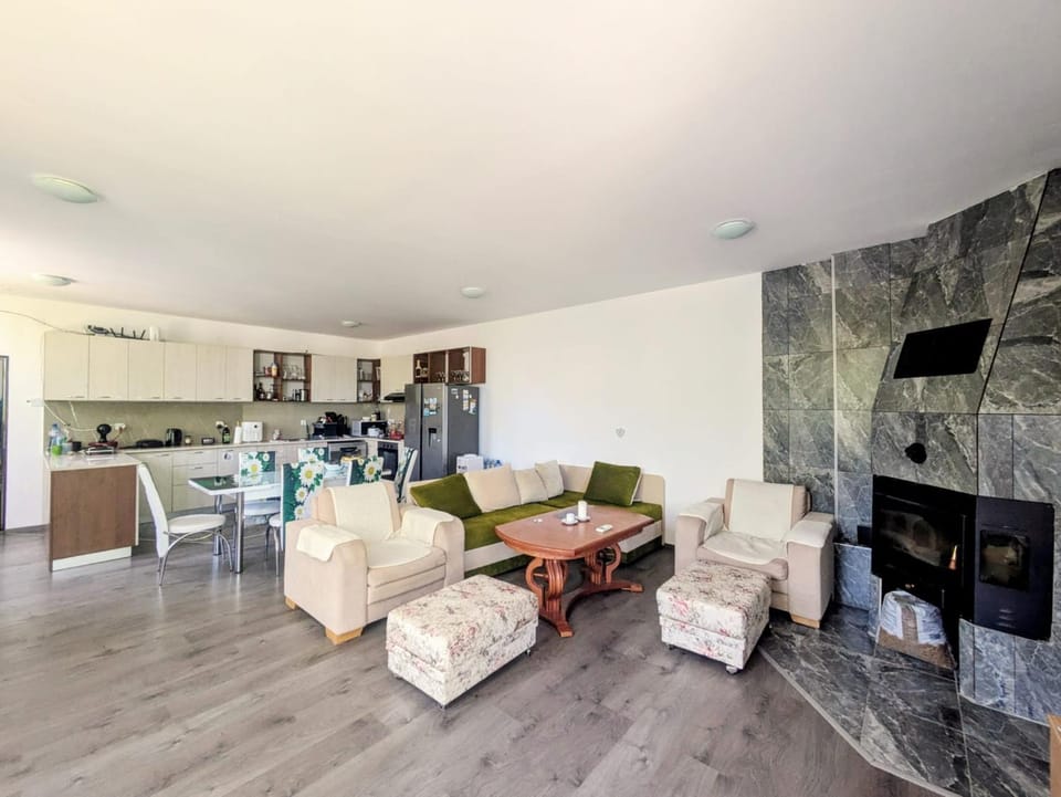 Property building, Communal lounge/ TV room, TV and multimedia, Kitchen or kitchenette, Living room, Seating area, Dining area, Communal kitchen, fireplace, microwave, stove, kitchen