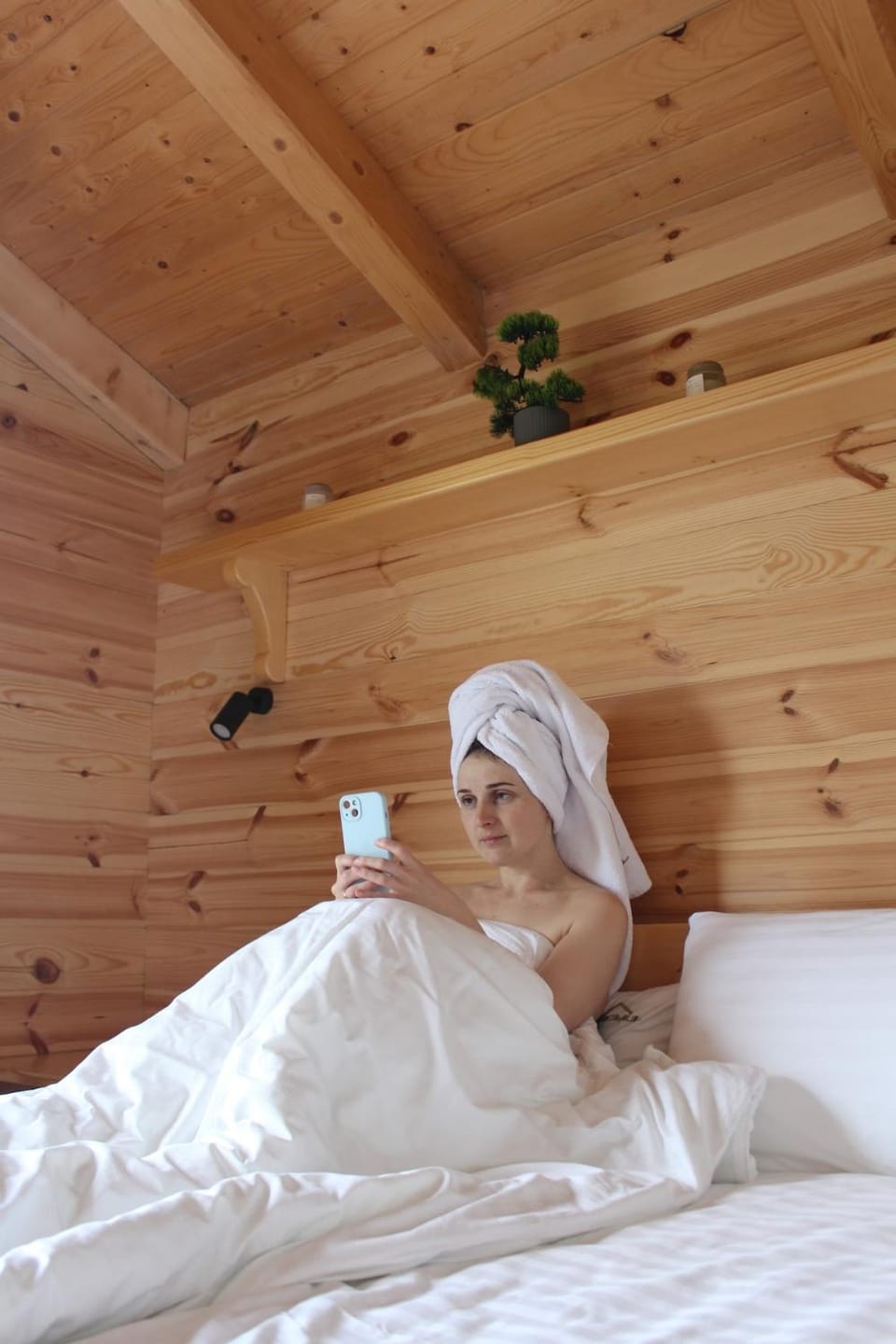 Bed, Bedroom, group of guests, towels