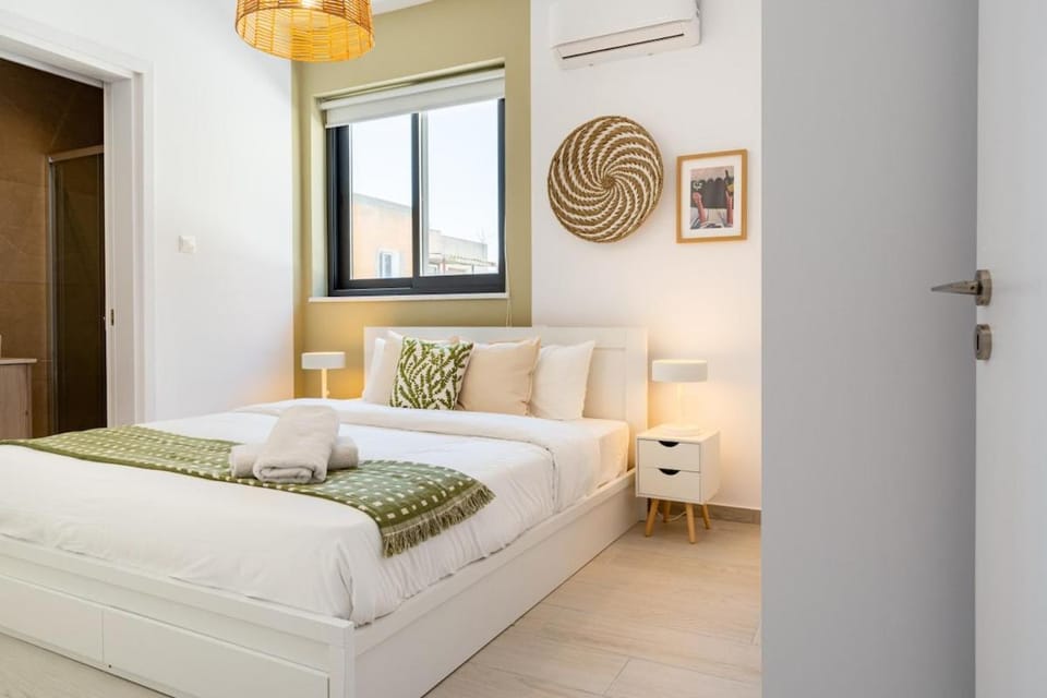 Bed, Bathroom, Photo of the whole room, Decorative detail, Bedroom, towels, air conditioner