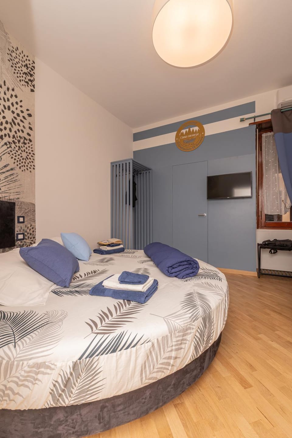 Bed, TV and multimedia, wardrobe