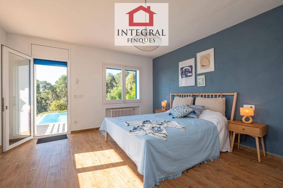 Bed, Bedroom, Sunrise, furniture, heating