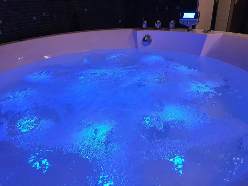 Hot Tub, Sauna