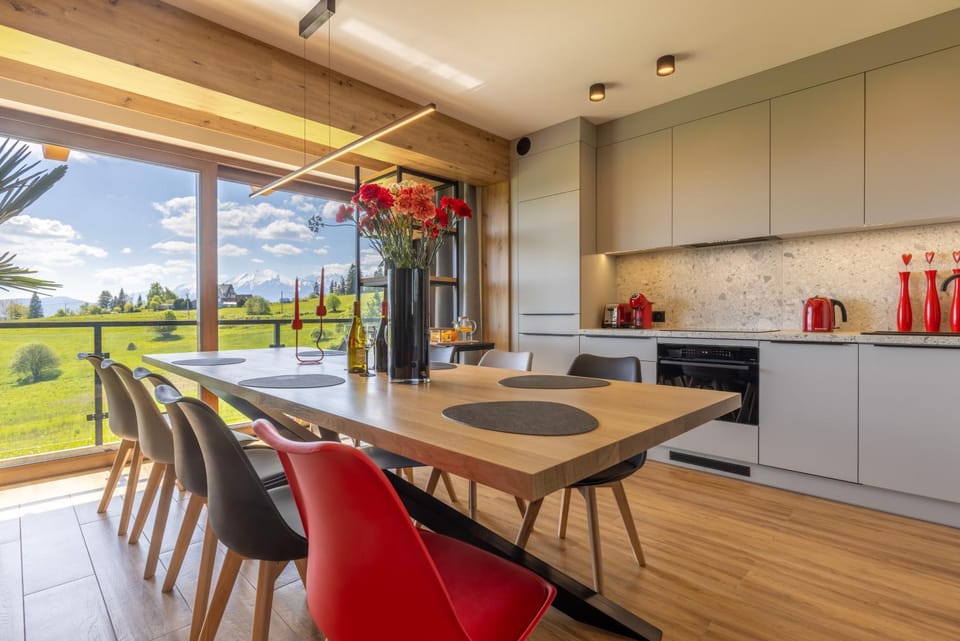 Kitchen or kitchenette, Dining area