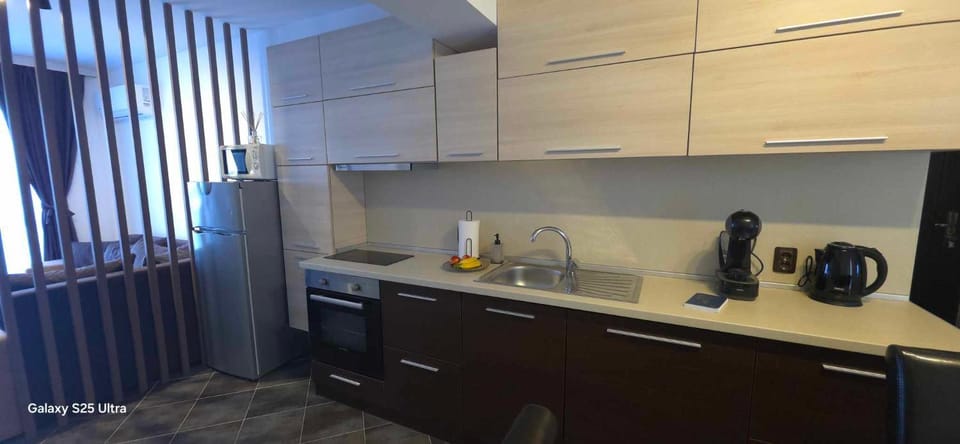 Coffee/tea facilities, Kitchen or kitchenette, stove