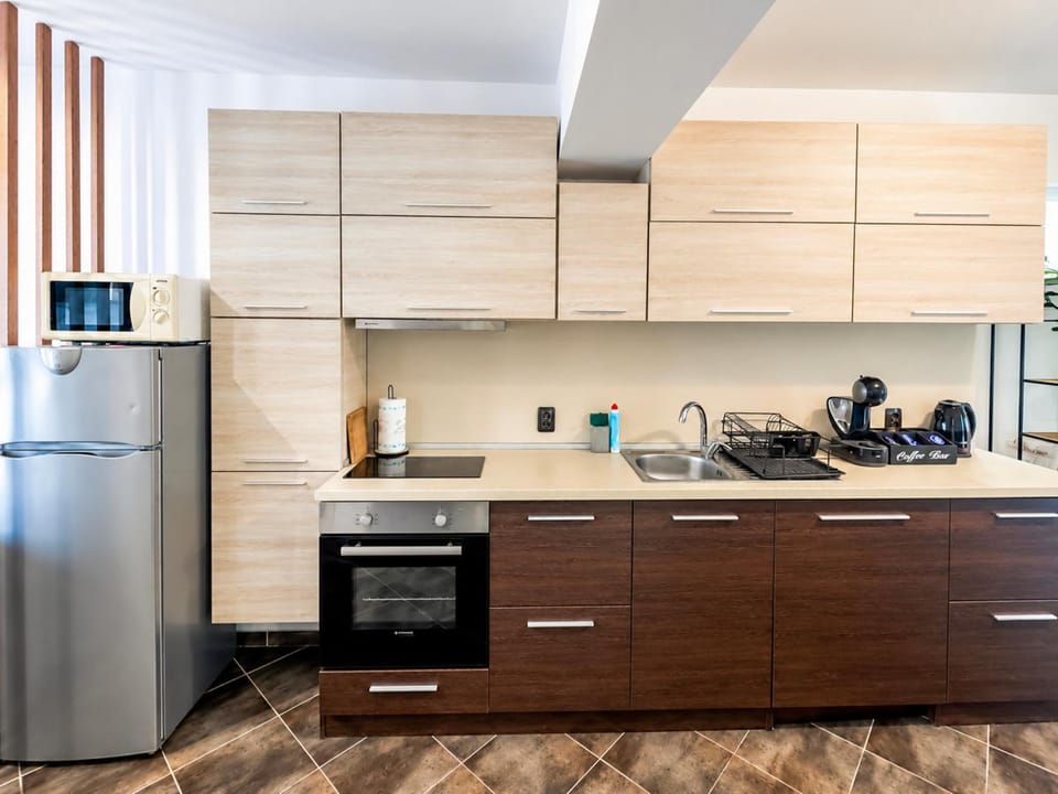 Coffee/tea facilities, Kitchen or kitchenette, oven, stove