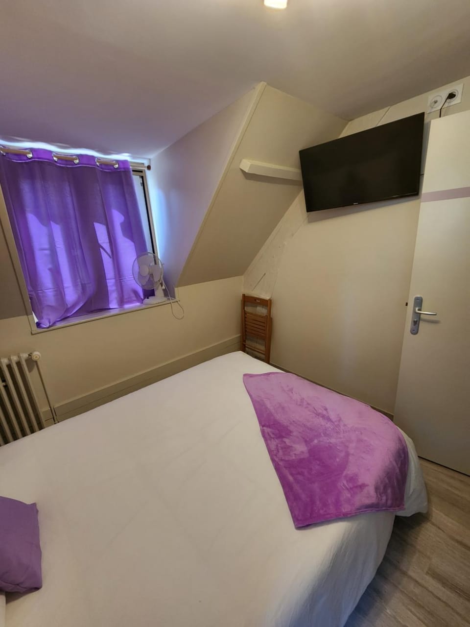 Le Croc'N Bar chambre mauve Bed and Breakfast in Normandy
