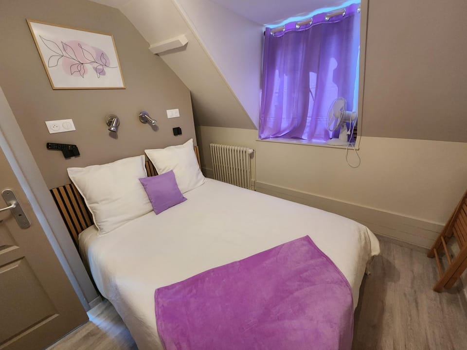 Le Croc'N Bar chambre mauve Bed and Breakfast in Normandy