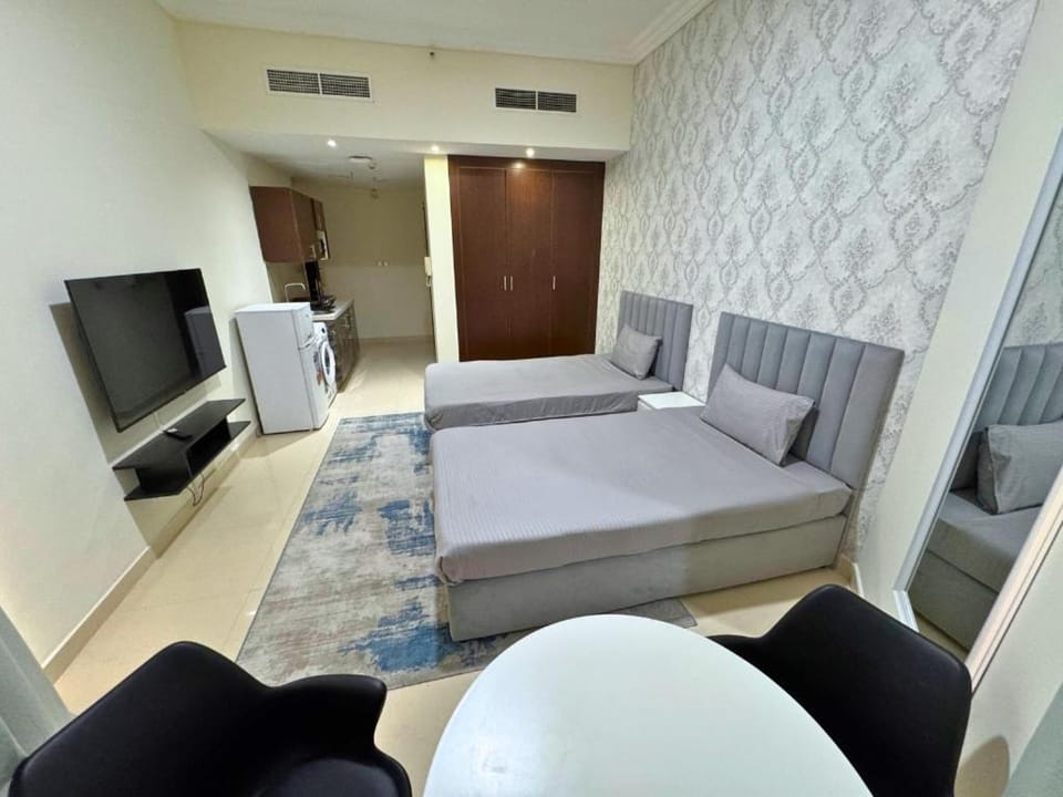 Bed, TV and multimedia, Photo of the whole room, Seating area, Bedroom