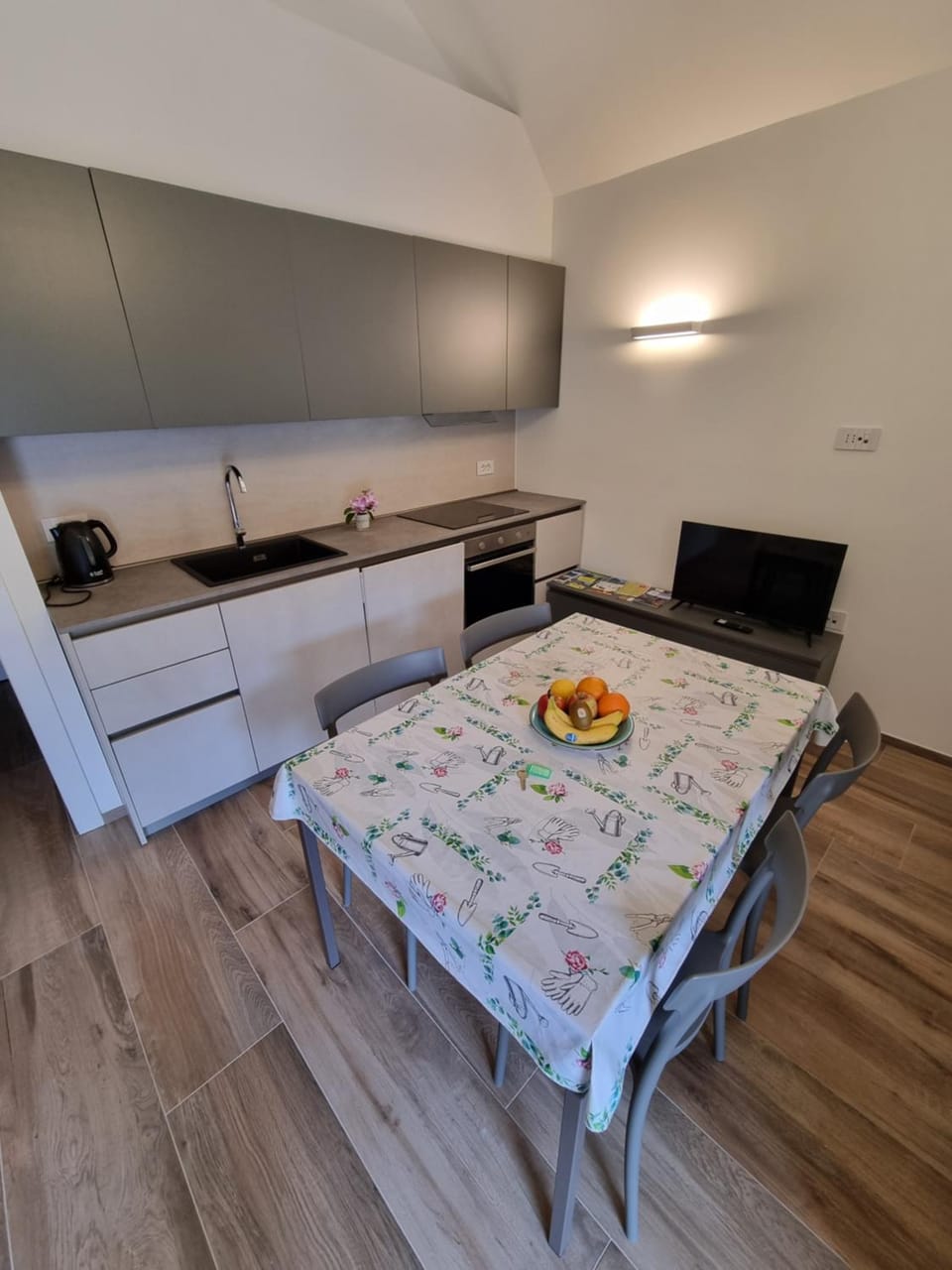 Kitchen or kitchenette, Seating area, Dining area, stove