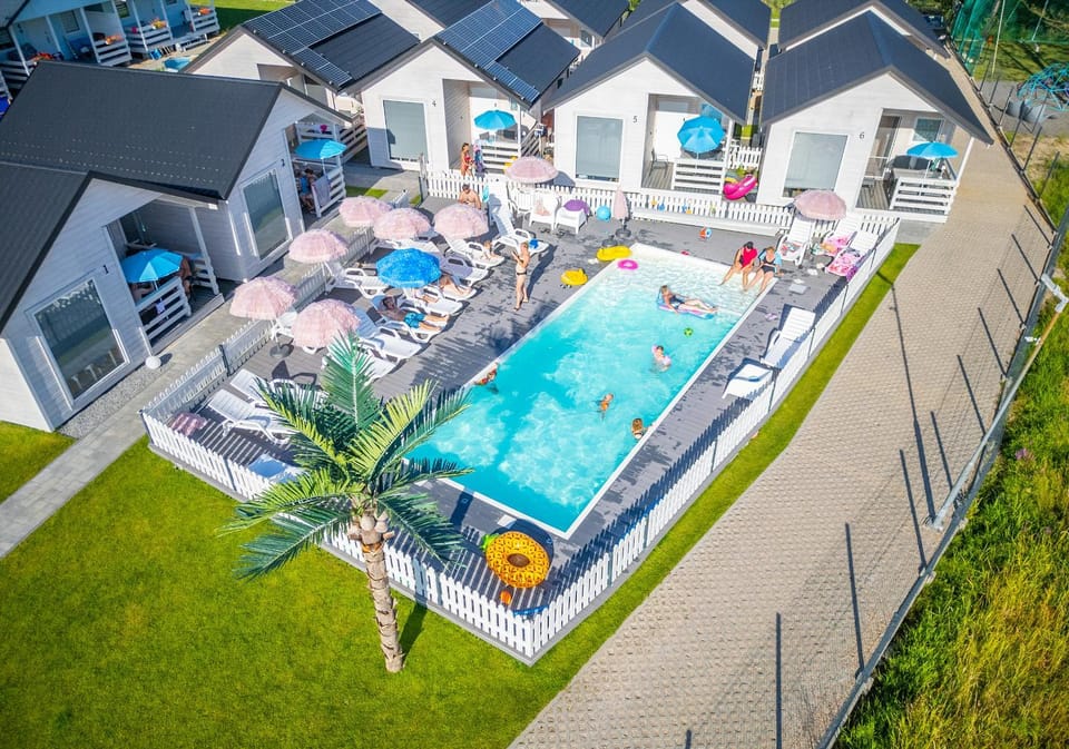 Property building, Balcony/Terrace, Pool view, Swimming pool, Swimming pool, sunbed