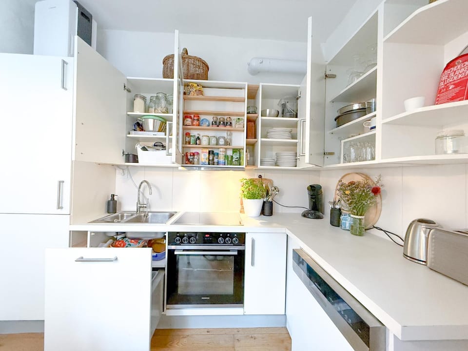 Coffee/tea facilities, Kitchen or kitchenette, dishwasher, oven, stove, toaster