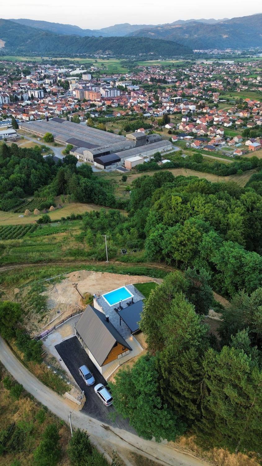 Nearby landmark, Neighbourhood, Natural landscape, City view, Mountain view, Location