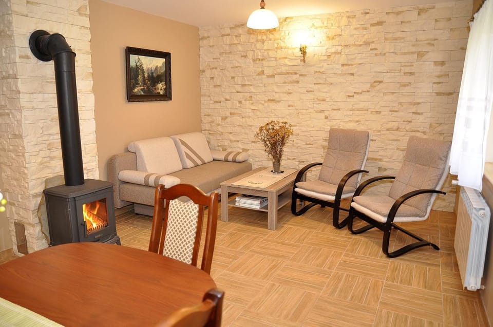 Bed, TV and multimedia, Living room, Seating area