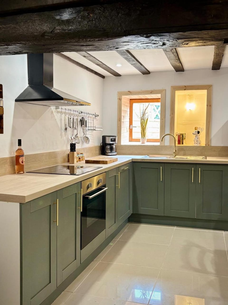 Coffee/tea facilities, Kitchen or kitchenette, dishwasher, stove, toaster