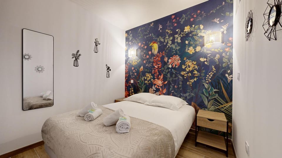 Bed, Photo of the whole room, Bedroom, towels