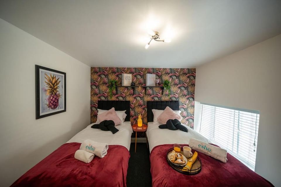 Bed, Bedroom, towels