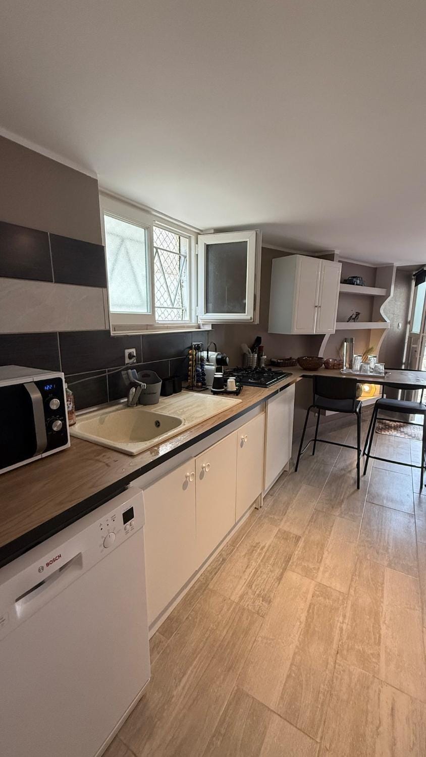 Kitchen or kitchenette, dishwasher