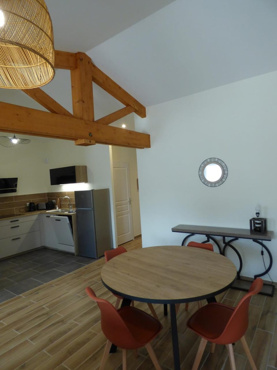 Kitchen or kitchenette, Dining area, stove