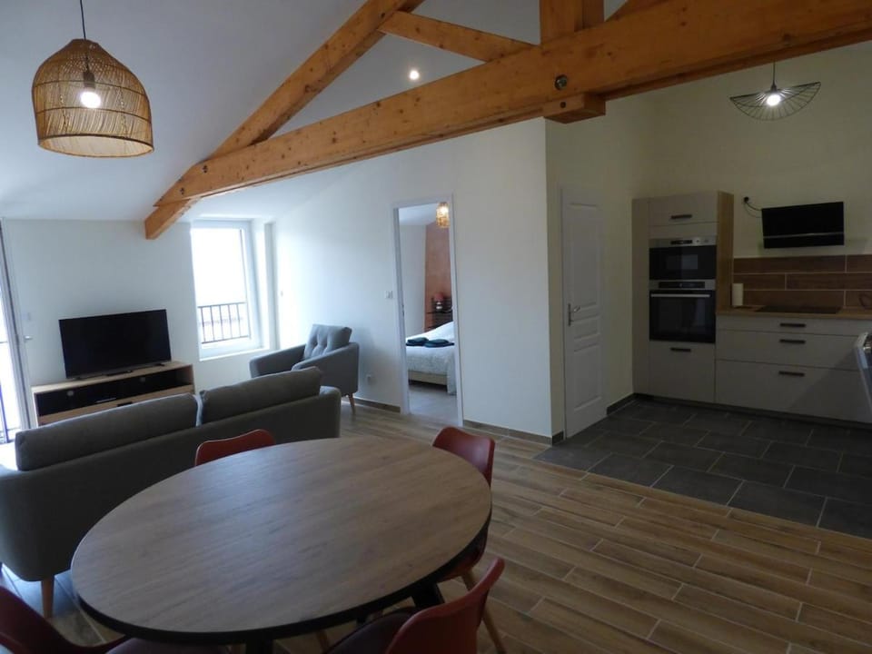 Communal lounge/ TV room, TV and multimedia, Kitchen or kitchenette, Living room, Seating area, Dining area, oven, stove