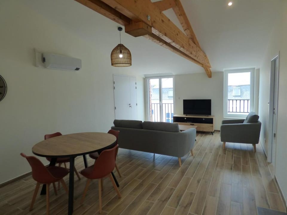 Communal lounge/ TV room, TV and multimedia, Living room, Seating area, Dining area