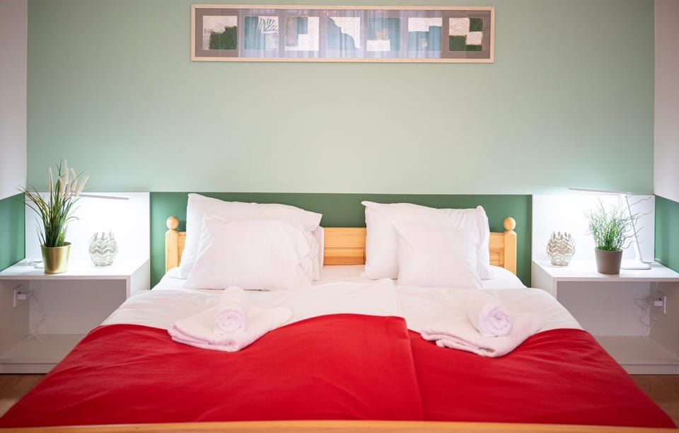 Bed, Bedroom, towels