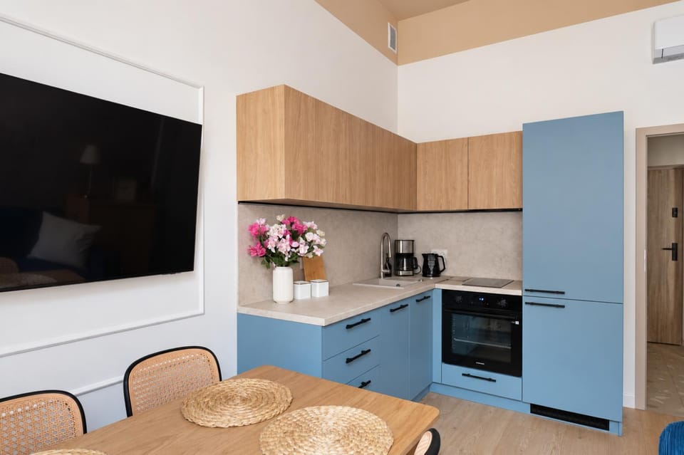 TV and multimedia, Coffee/tea facilities, Kitchen or kitchenette, Dining area, oven, stove