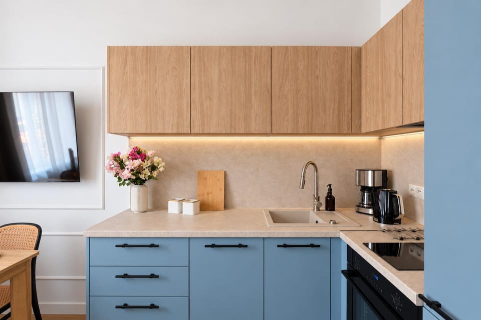 Coffee/tea facilities, Kitchen or kitchenette, Dining area, stove