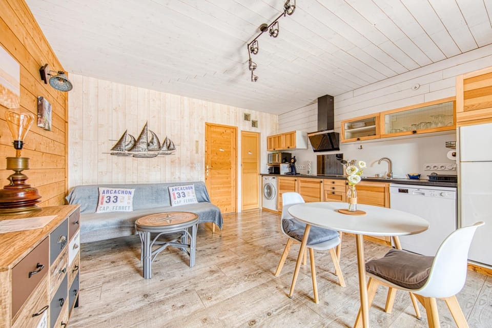 Property building, Kitchen or kitchenette, Living room