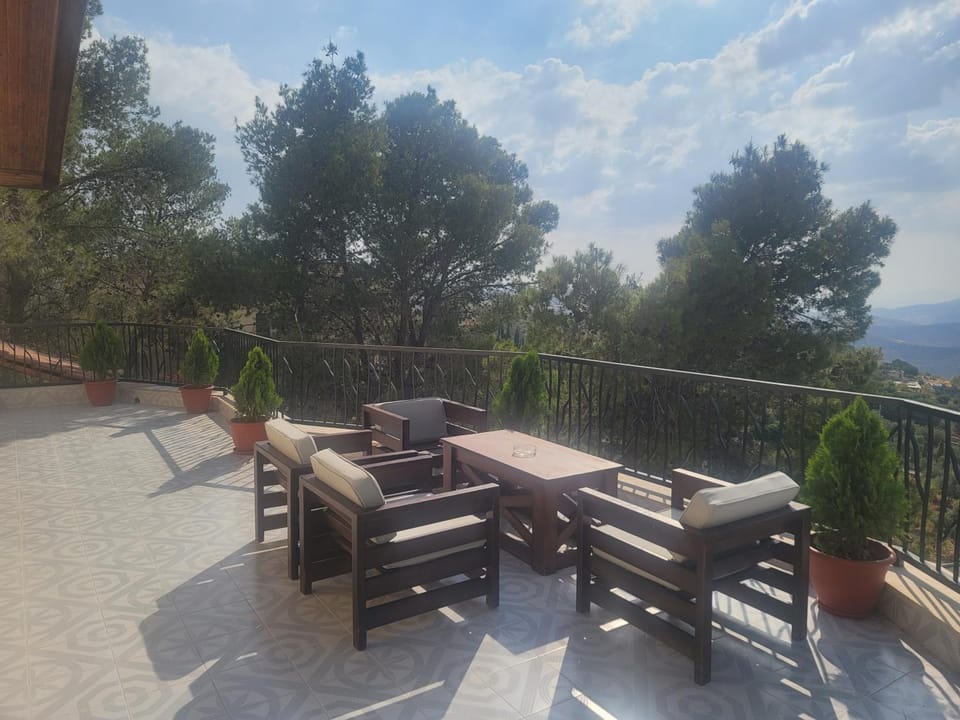 Patio, Day, Natural landscape, View (from property/room), Balcony/Terrace, Living room, Seating area, Dining area, Mountain view