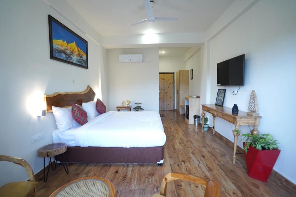 Bed, TV and multimedia, Photo of the whole room, Bedroom