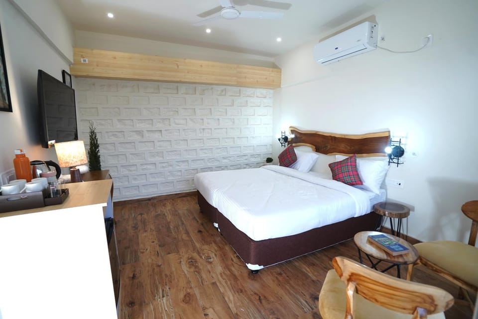 Bed, Photo of the whole room, Bedroom, minibar, air conditioner