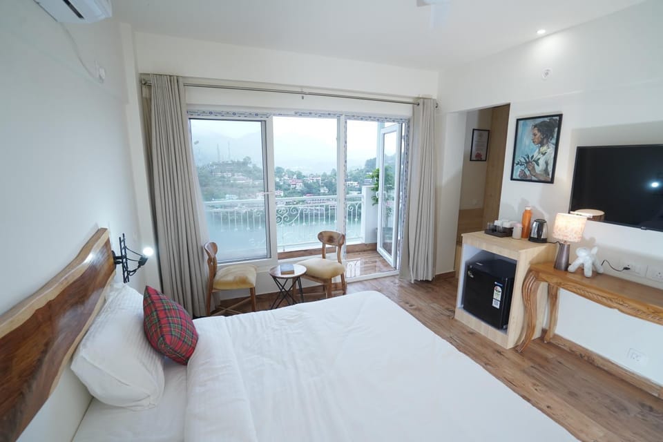 Bed, Natural landscape, TV and multimedia, Bedroom, Lake view, air conditioner