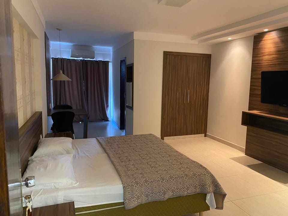 Bed, TV and multimedia, Photo of the whole room, Breakfast, hair dryier, locker, wardrobe, air conditioner