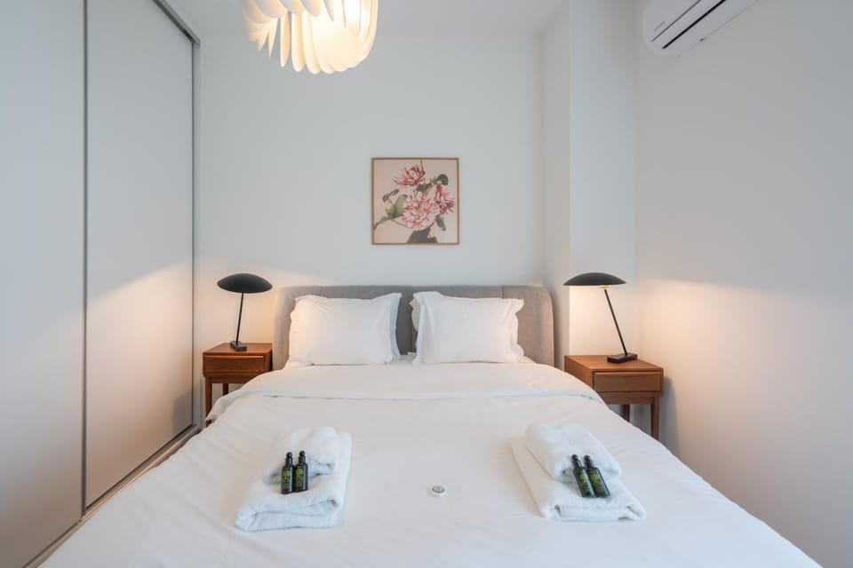 Bed, Bedroom, towels