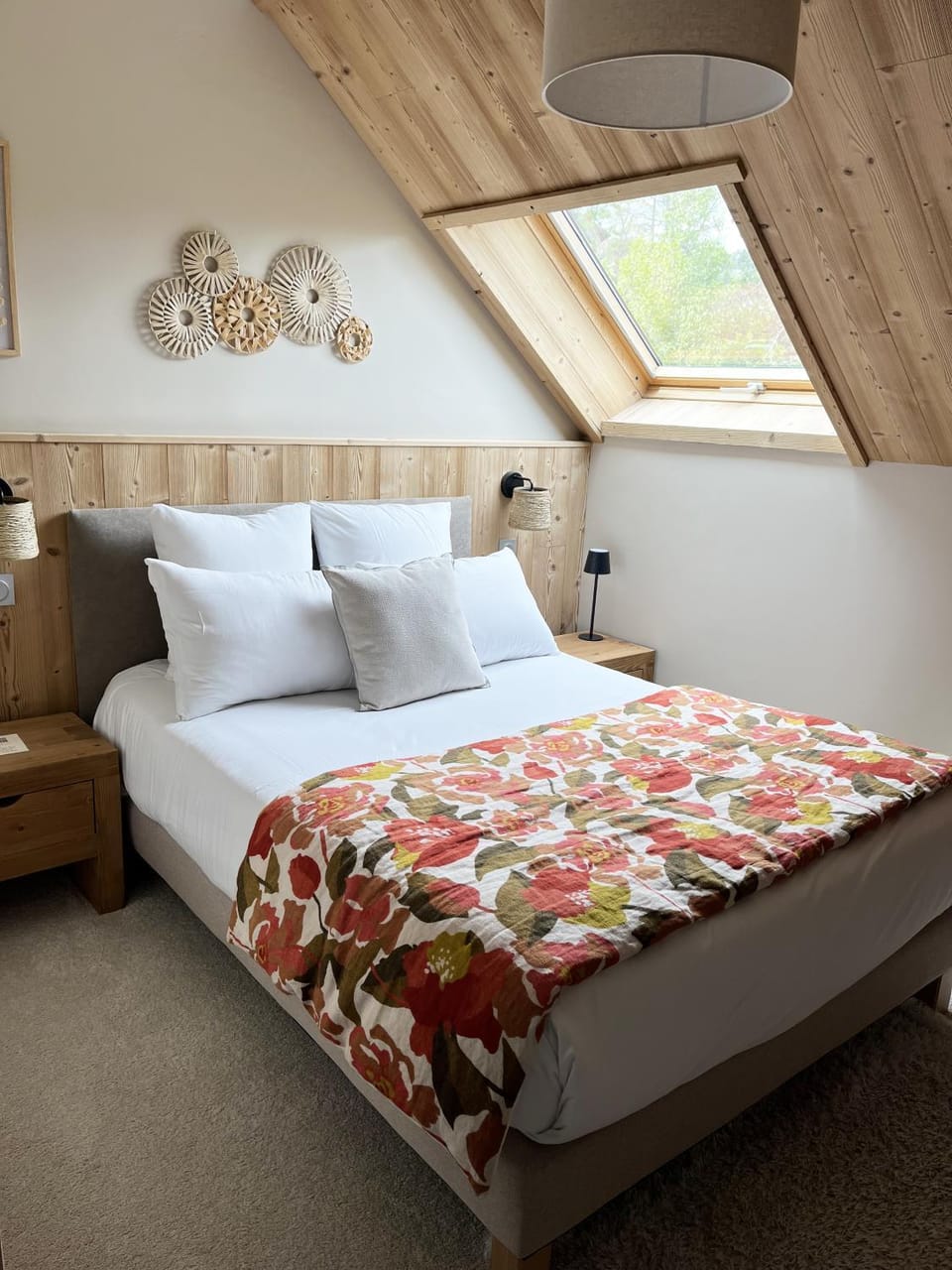 Bed, Photo of the whole room, Bedroom