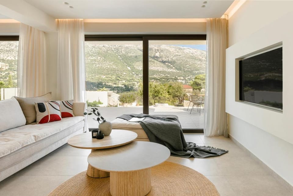 Communal lounge/ TV room, Natural landscape, TV and multimedia, Living room, Seating area, Mountain view