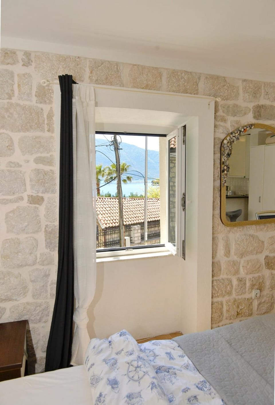 Stone Retreat - 1 min to the Sea Apartment in Kotor Municipality
