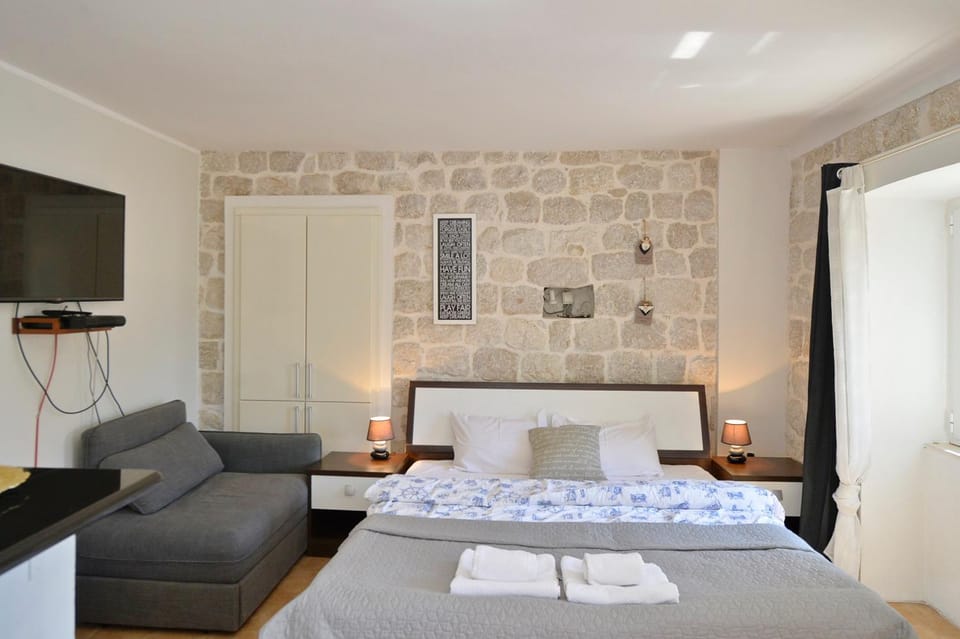Stone Retreat - 1 min to the Sea Apartment in Kotor Municipality