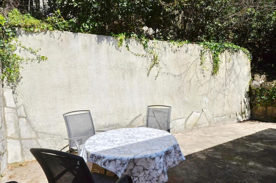 Stone Retreat - 1 min to the Sea Apartment in Kotor Municipality