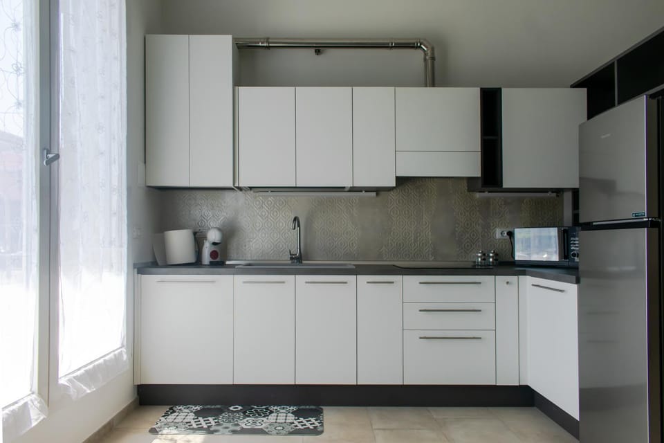 Kitchen or kitchenette, dishwasher, stove