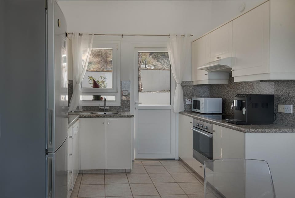 Coffee/tea facilities, Kitchen or kitchenette, dishwasher, oven, stove, toaster