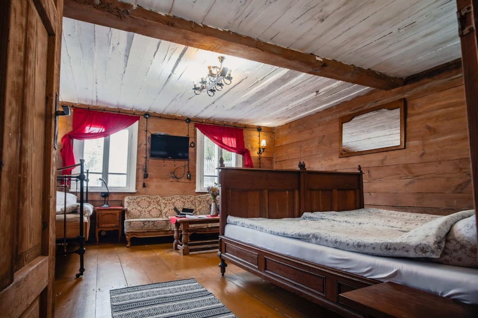 Bed, TV and multimedia, Photo of the whole room, Seating area, Bedroom, heating, wardrobe