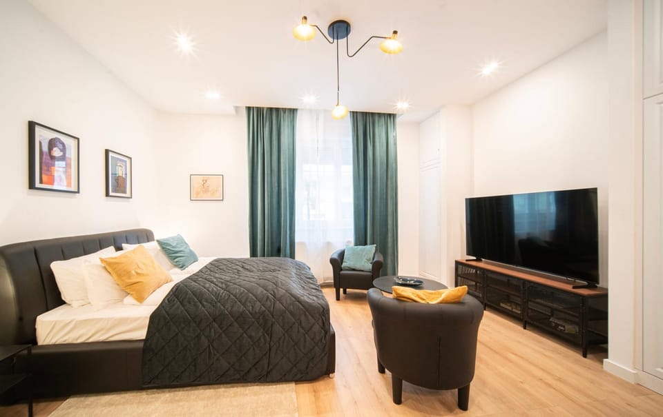 Bed, TV and multimedia, Photo of the whole room, Seating area, Bedroom