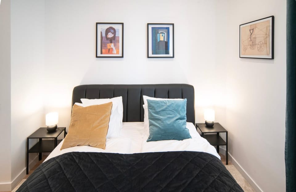 Bed, Seating area, Bedroom